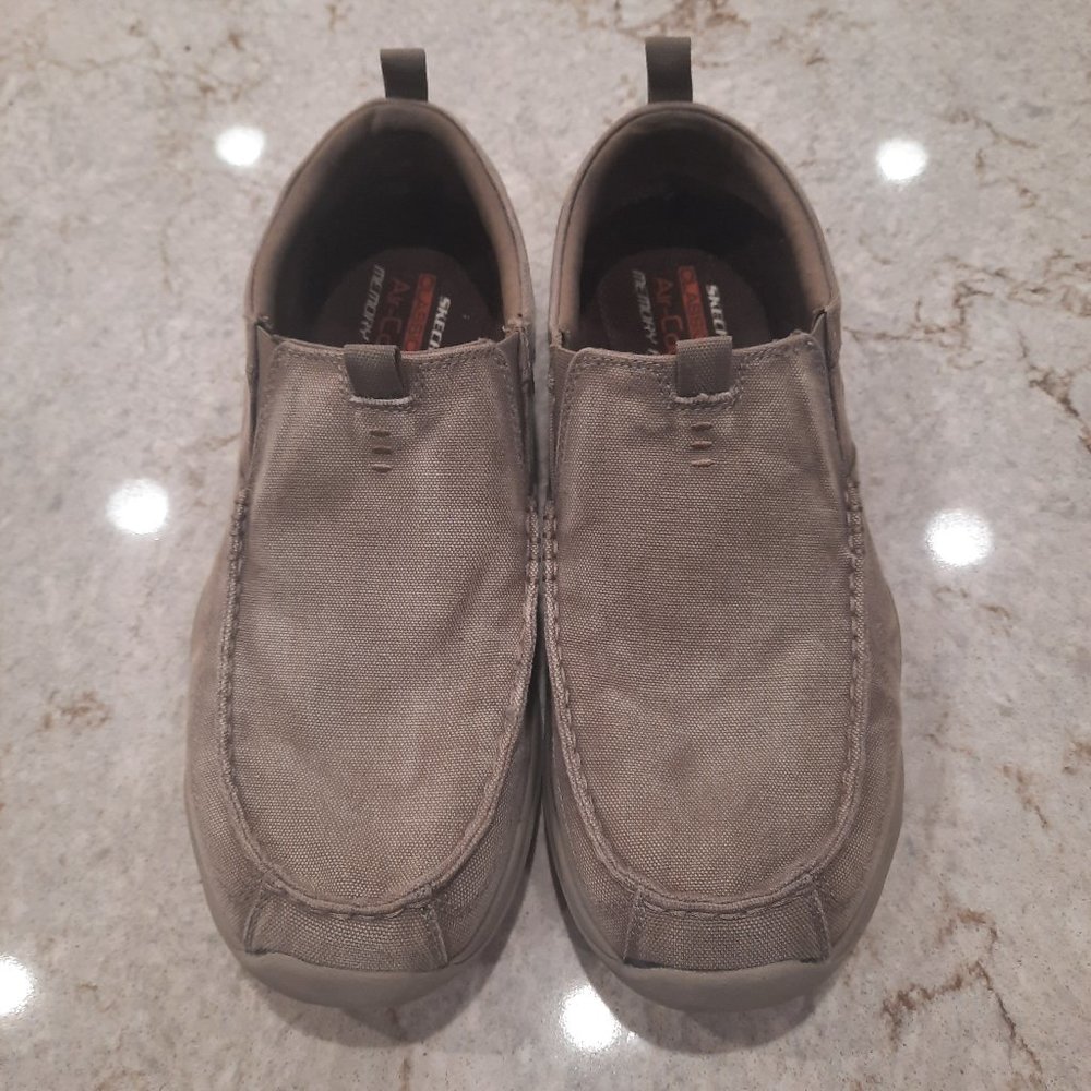 Sketchers Classic Fit Air-Cooled Memory Foam Canvas Loafer Size 12 Tan